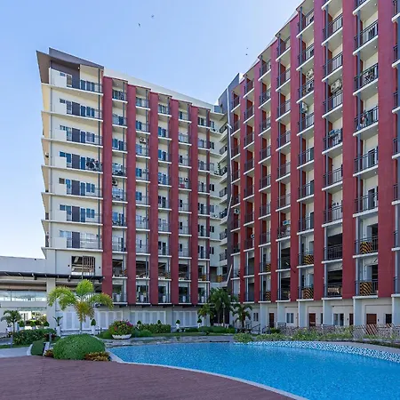 Bright And Stylish Condo With Pool View And Balcony
